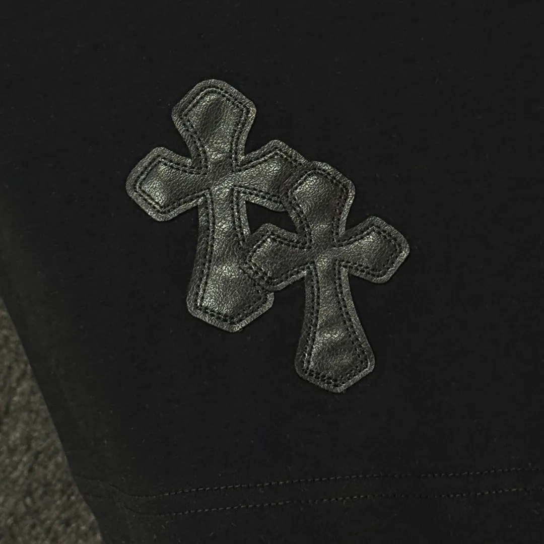 P170 Chrome Hearts Chrome Hearts 25 high version. The fabric is made of 300 grams of high-density pure cotton. It does not deform or shrink. It has three labels. It is the same style for men and women. Technology: patch embroidery + digital printing. Color: white, black. SIZE: S-XL.